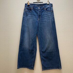 American Eagle Low-rise baggy wide leg size 10 short, raw back hem strech women